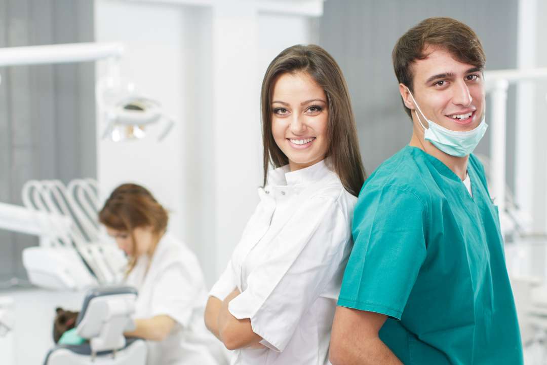 Kiedy implant zębowy to konieczność? Jak znaleźć najlepszego specjalistę?