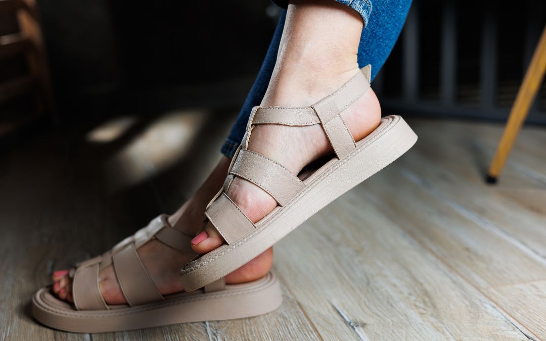 Jak dobrać skórzane sandały na obcasie do różnych stylizacji?