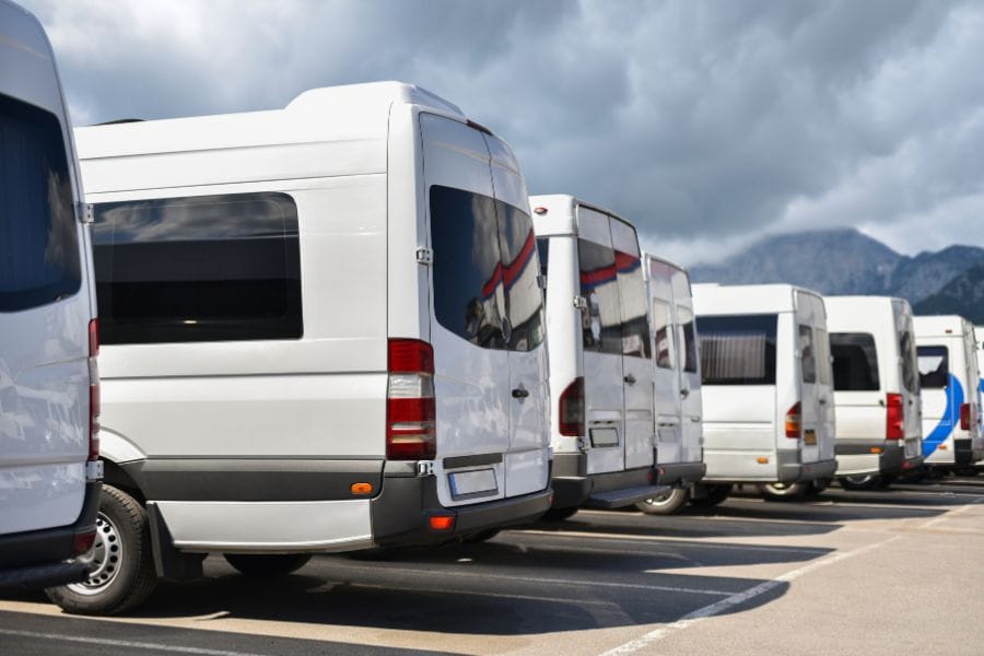 Busy transportowe stojące na parkingu