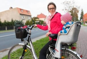 Dziecko w foteliku rowerowym