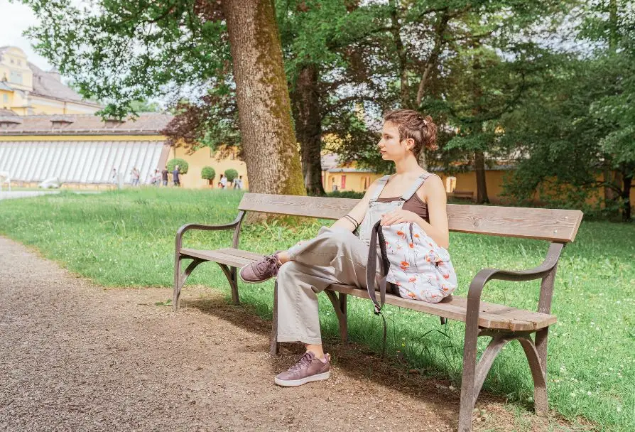 Kobieta siedząca na ławce parkowej