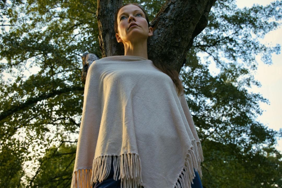 Modelka prezentująca ponczo