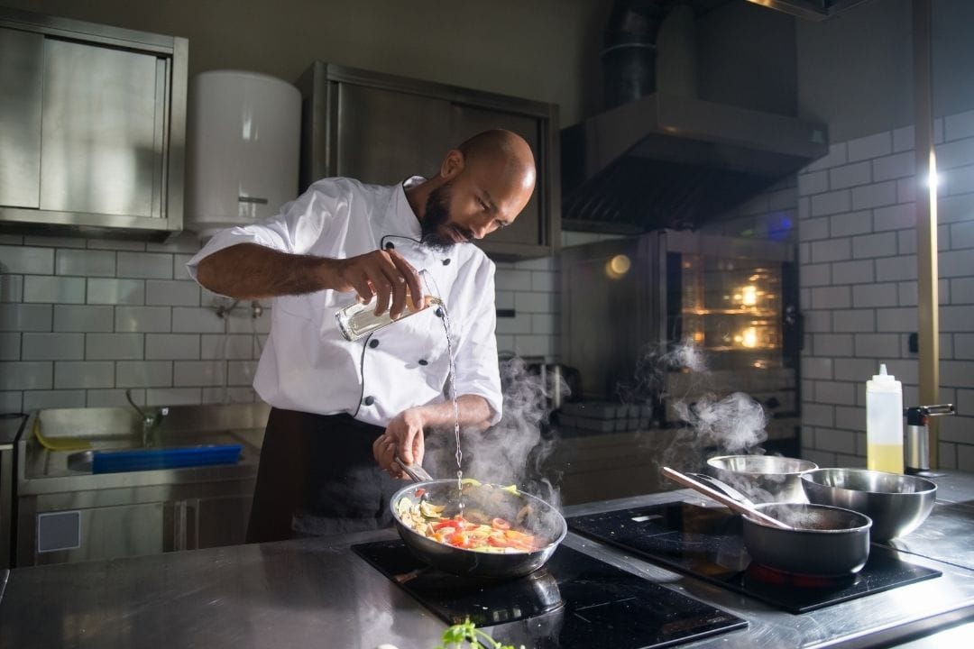Indywidualizacja odzieży kucharskiej jako element budowania wizerunku restauracji Indywidualizacja odzieży kucharskiej jako element budowania wizerunku restauracji